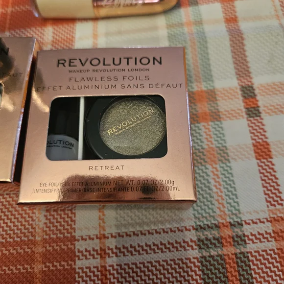 Revolution Flawless Foils Eyeshadow Set - Picture 2 of 9